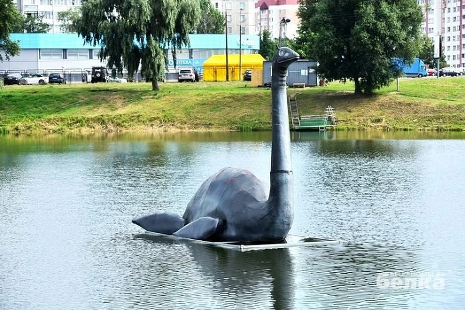 Шестиметровый динозавр на гомельском озере ушел под воду. Фото: belkagomel.by