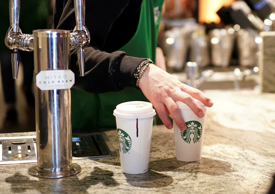 Starbucks установила таблички с призывом к Джо Байдену проснуться и увидеть рецессию