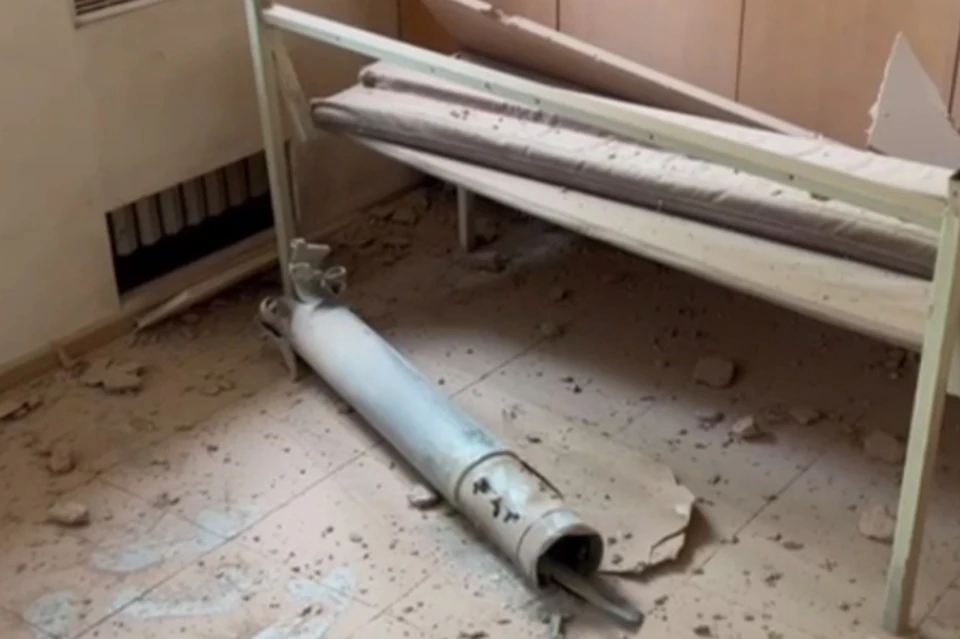 Фрагмент выпущенного из РСЗО "Град" боеприпаса в здании больницы. Фото: t.me/NeoficialniyBeZsonoV
