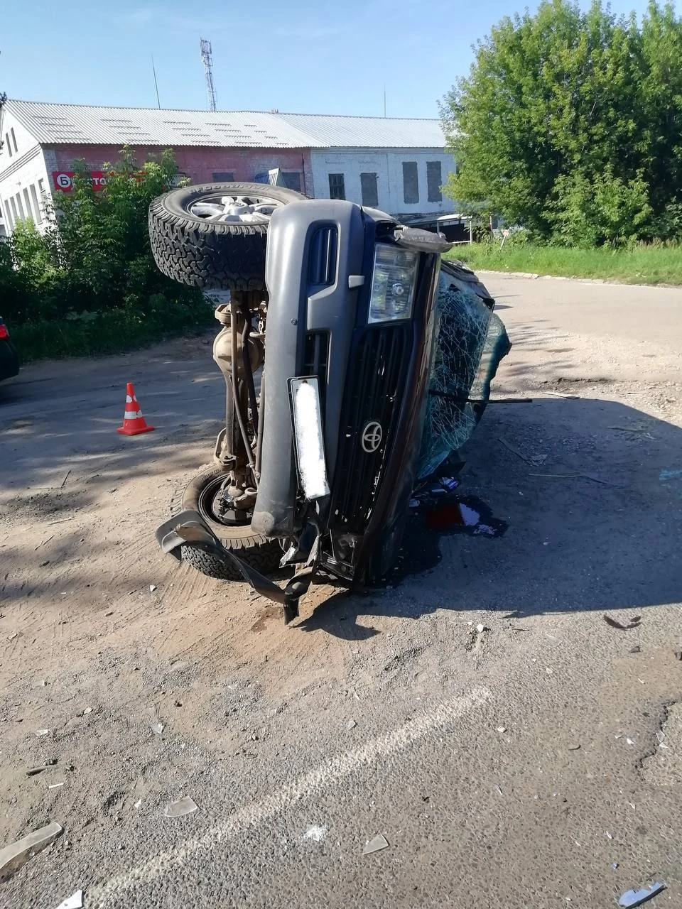 Одна из машин опрокинулась от удара. Фото: ГИБДД Кировской области