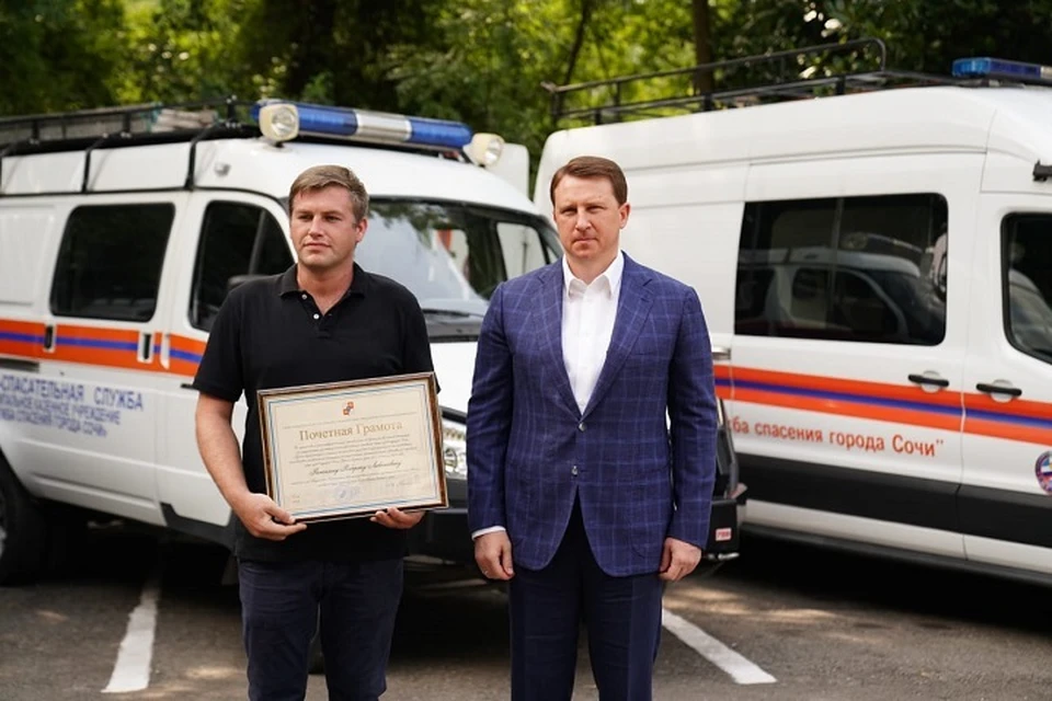 Роберт Раганян перевозил людей через реку. Фото: администрация Сочи