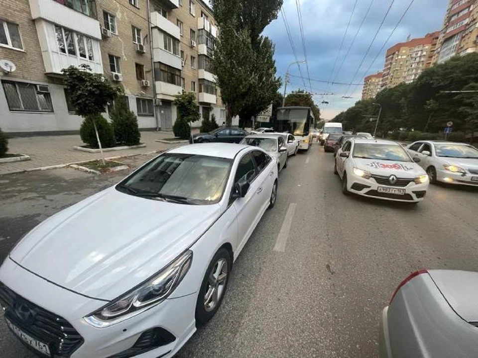 В Ростове на Западном столкнулись автобус и три автомобиля. Фото: областная ГИБДД