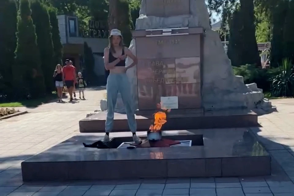 Девушка беспардонно топталась по мемориалу у всех на глазах. Фото: кадр из видео.