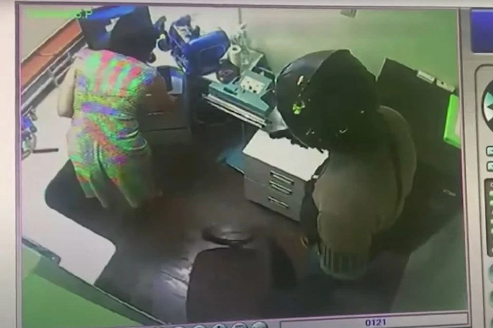 Мужчина в шлеме угрожал сотруднице банка и требовал деньги Фото: пресс-служба МВД РФ