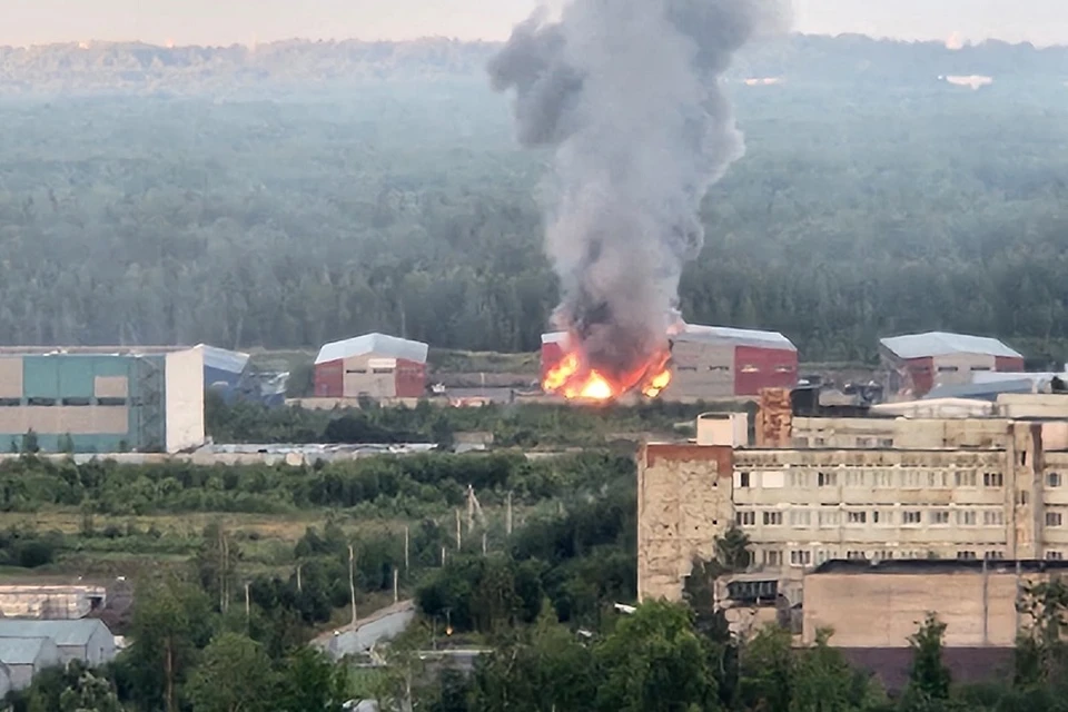 В Мурино сгорел ангар со стройматериалами. Фото: vk.com/spb_today