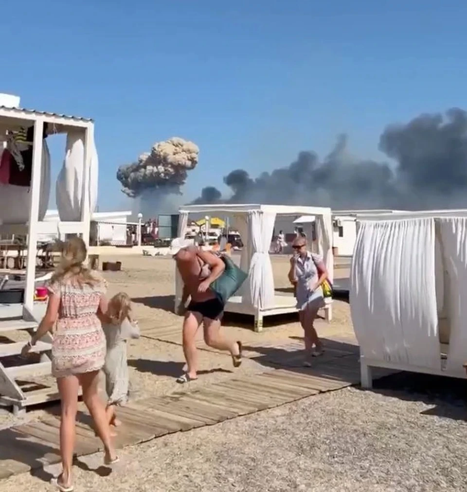 При взрывах на аэродроме в Крыму погиб один человек Фото: кадр из видео