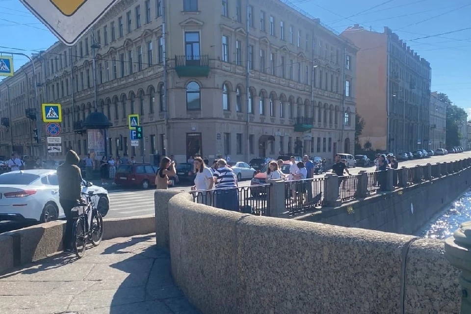 На углу Измайловского и Фонтанки светофор упал на прохожих. Фото: vk.com/spb_today