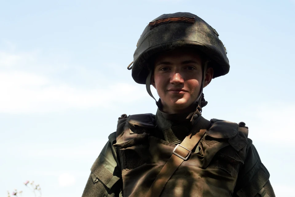 Заряжающий орудия гаубичного дивизиона 2 армейского корпуса Народной милиции Луганской Народной Республики рядовой Кирилл Шавлак