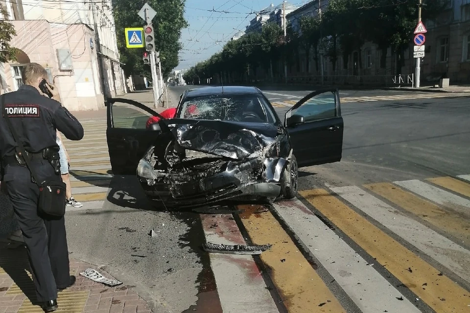 Утром 13 августа на перекрестке улиц Ленина и Свободы в Рязани случилось серьезное ДТП.