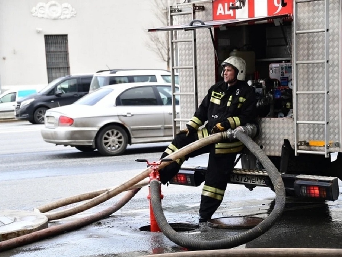 В Таганроге в районе ТРЦ «Мармелад» горит хозпостройка - KP.RU