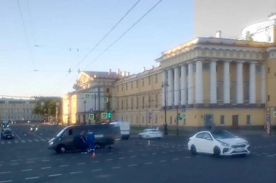 Мужчину на электросамокате сбили насмерть на Дворцовой площади в Петербурге