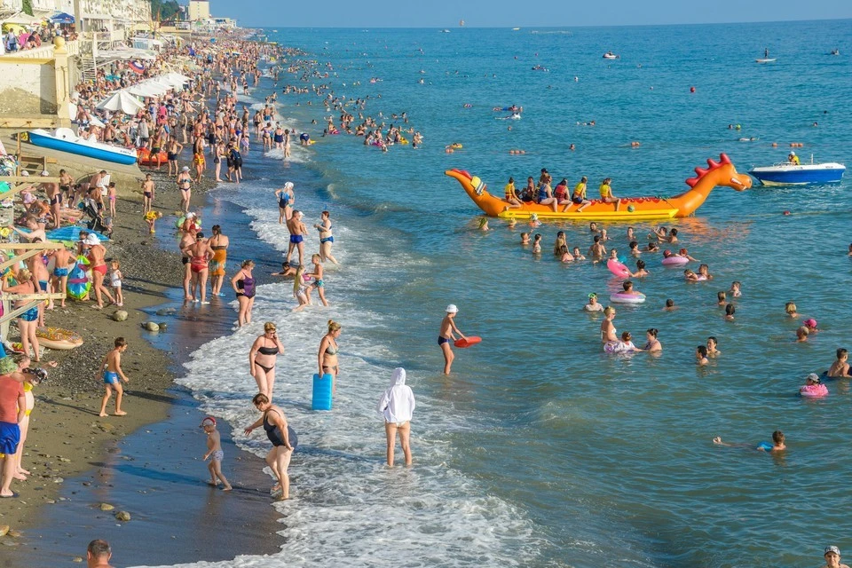 Море у берегов Сочи как парное молоко.