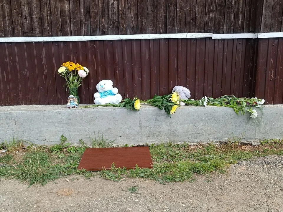 К месту, где погибла шестилетняя девочка, местные жители несут цветы и игрушки