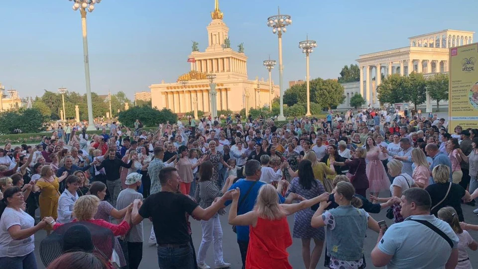 Год назад, в августе, молдавская хора в исполнении диаспоры на ВДНХ в Москве была массовой. Фото: cenzura.md