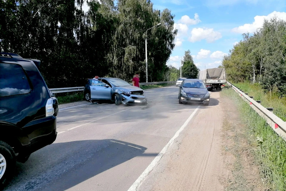 KIA столкнулась с «ГАЗелью» на мосту через реку Истья в Пронском районе. Фото: "Пресса".