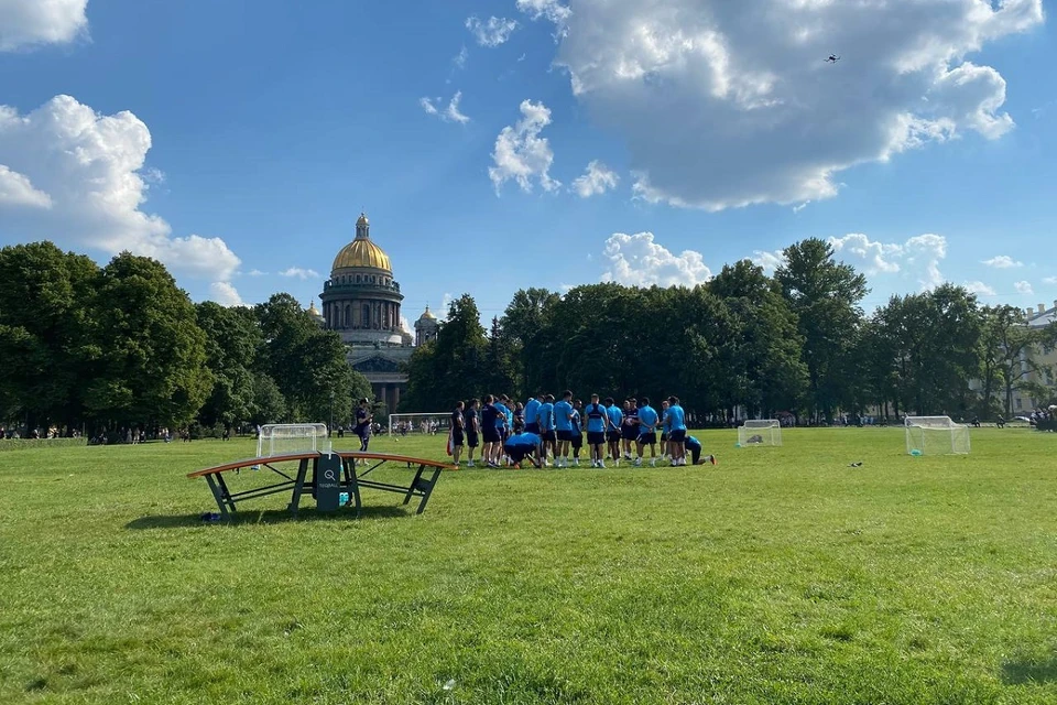 "Зенит" вышел на тренировку с видом на Исаакий и Неву (напротив). Фото: ФК "Зенит".