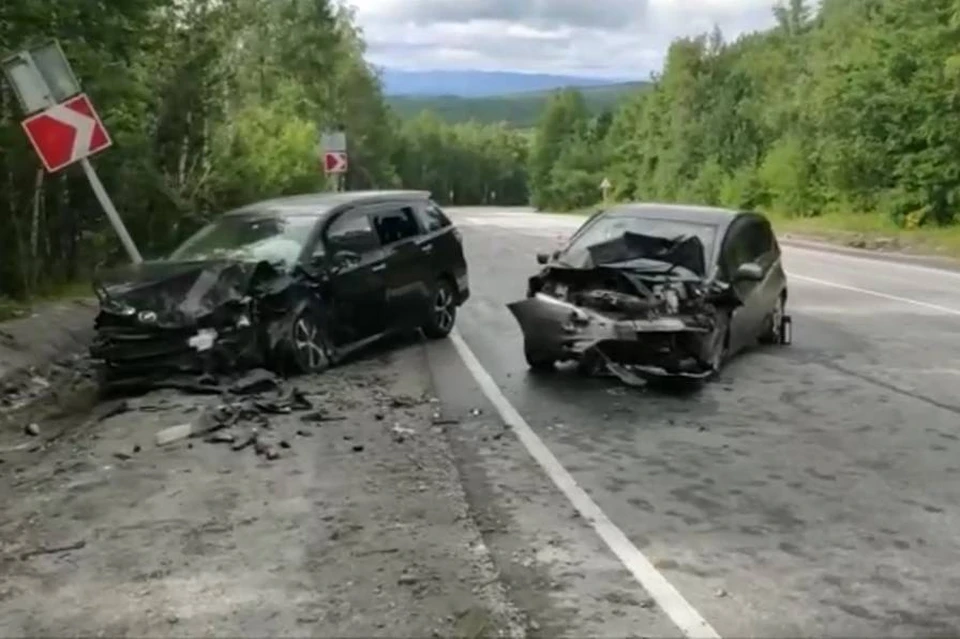 Nissan Note устроил ДТП на встречной полосе под Слюдянкой, четыре человека пострадали