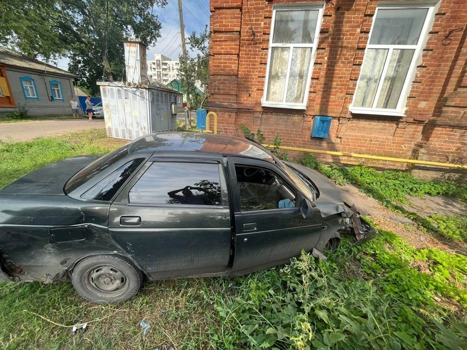 "Лада" после аварии вылетела с дороги.