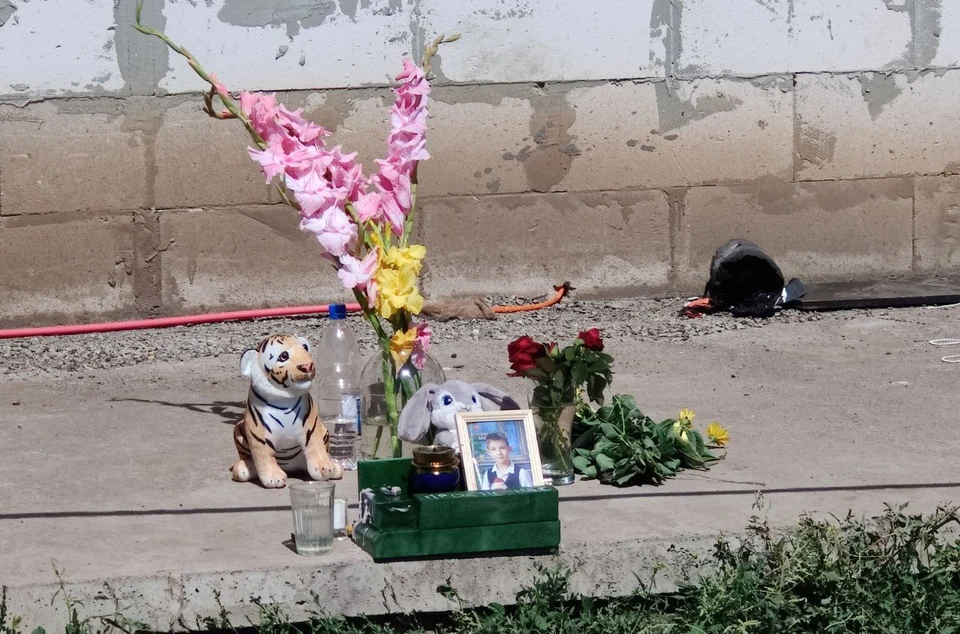 К дому, где случилось страшное ЧП, соседи несут цветы