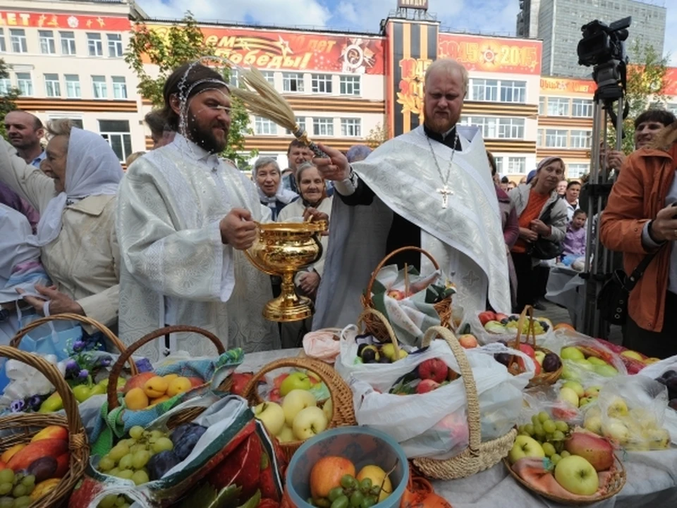 Когда освящают яблоки в церкви