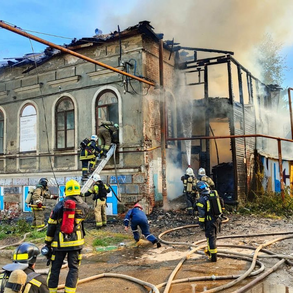 Два старых дома одновременно вспыхнули в центре Нижнего Новгорода 20  августа - KP.RU