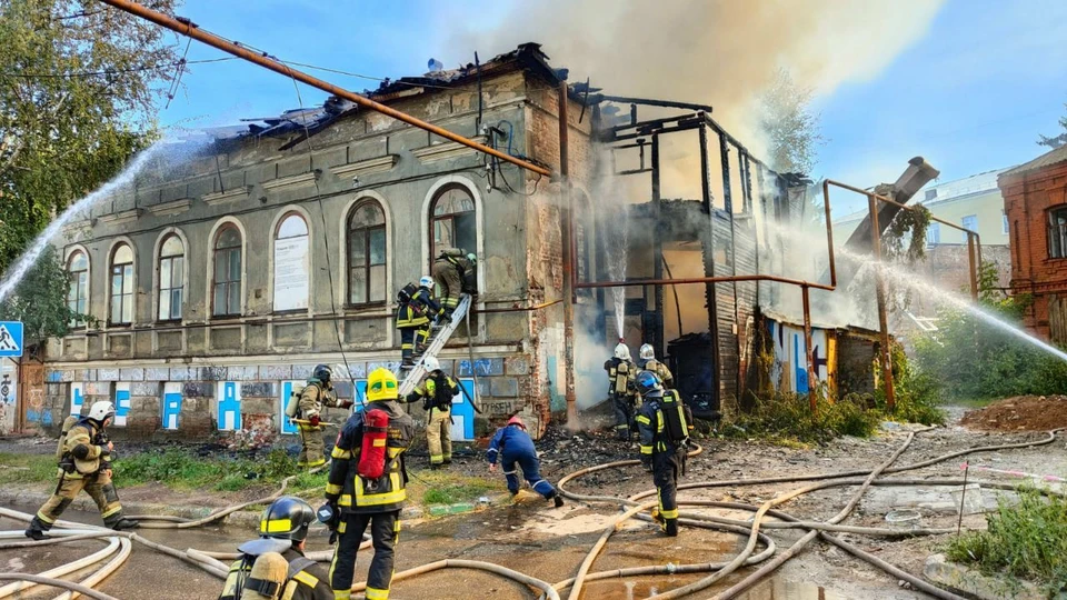 Пожар произошел сразу в двух домах на улице Грузинской.