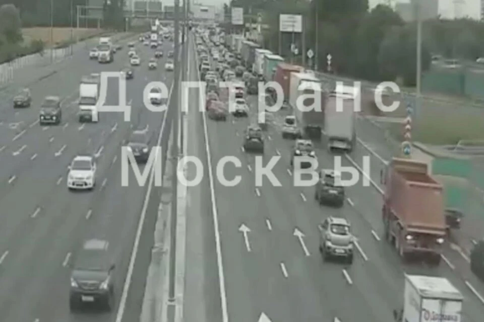 Авария с участием пяти машин произошла на МКАД