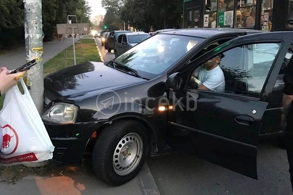 На месте работают сотрудники Госавтоинспекции. Фото: ТГ-канал "Инцидент Екатеринбург"