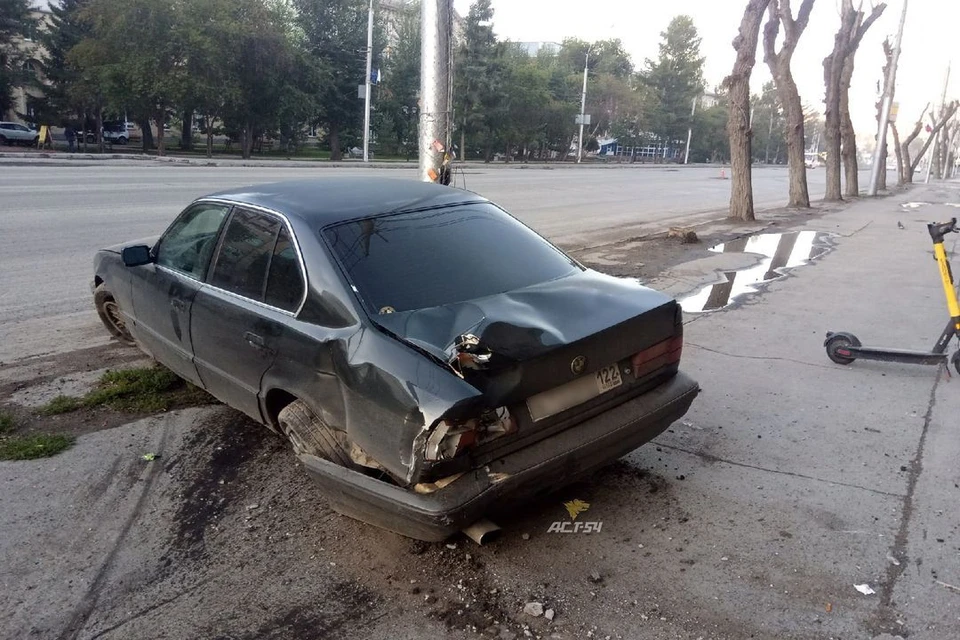 Полицейские ищут водителя, который бросил разбитый «БМВ» на тротуаре в Новосибирске. Фото: АСТ-54