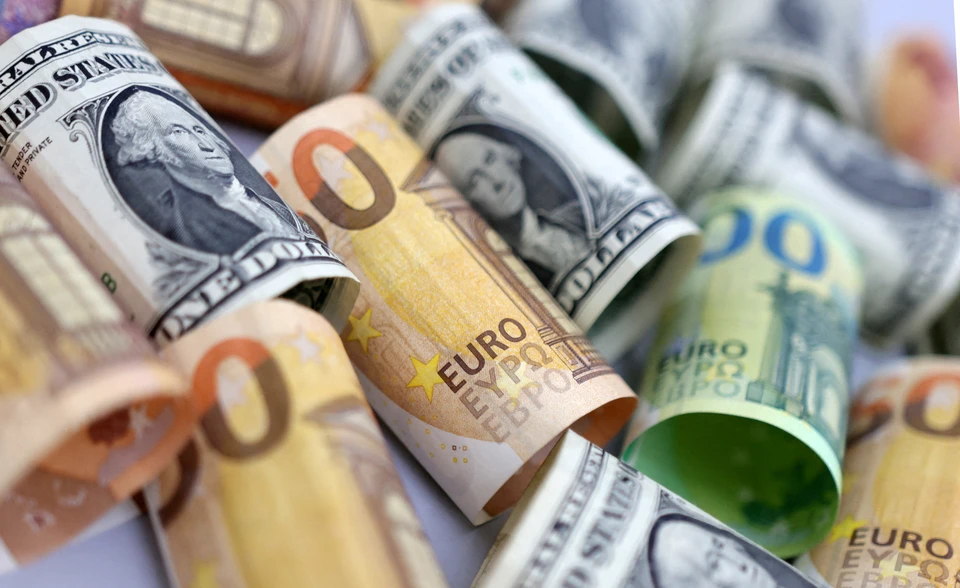 На торгах в Европе 22 августа 1 евро стоил 0,99 доллара.