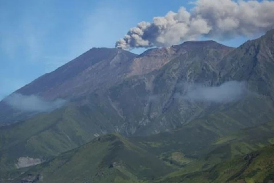 Пепел поднялся в воздух на два километра: на Курилах произошло извержение вулкана. Фото: Пономарева В.