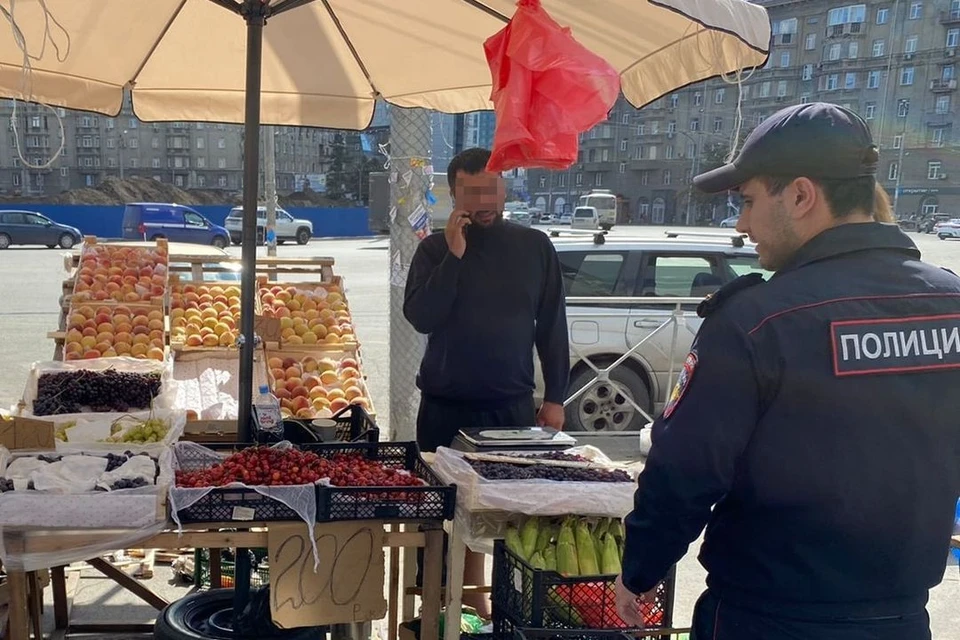 В Новосибирске продолжаются рейды по изъятию фруктов и овощей у нелегальных торговцев. Фото: мэрия Новосибирска