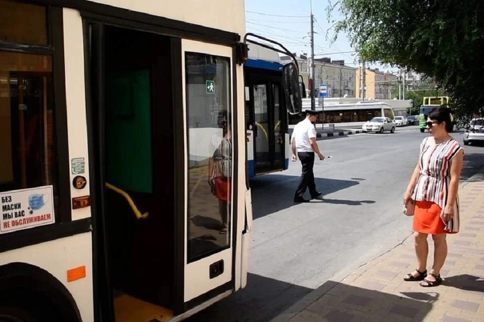 Женщина, находившаяся на передних сиденьях, упала в проход автобуса.