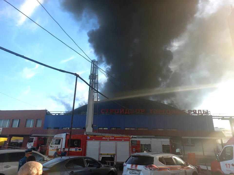 Пожарным удалось локализовать возгорание на складе на севере Москвы