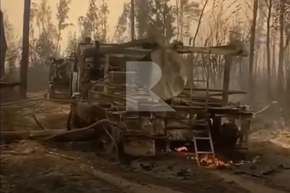 Появилось видео техники, сгоревшей в лесном пожаре под Рязанью.