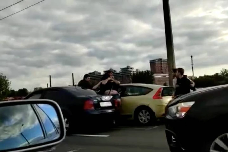 Автомобилисты устроили жесткую драку на Октябрьской набережной в Петербурге