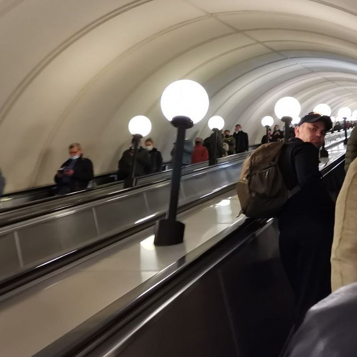 Почему поручень эскалатора в метро движется быстрее ступенек » Фаномания - эротика и приколы