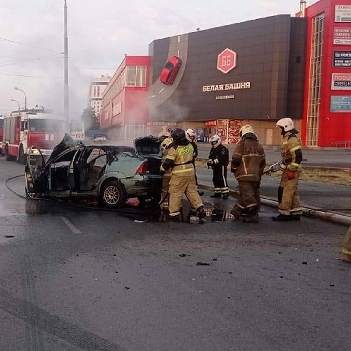 В Екатеринбурге машина врезалась в столб и сгорела - KP.RU