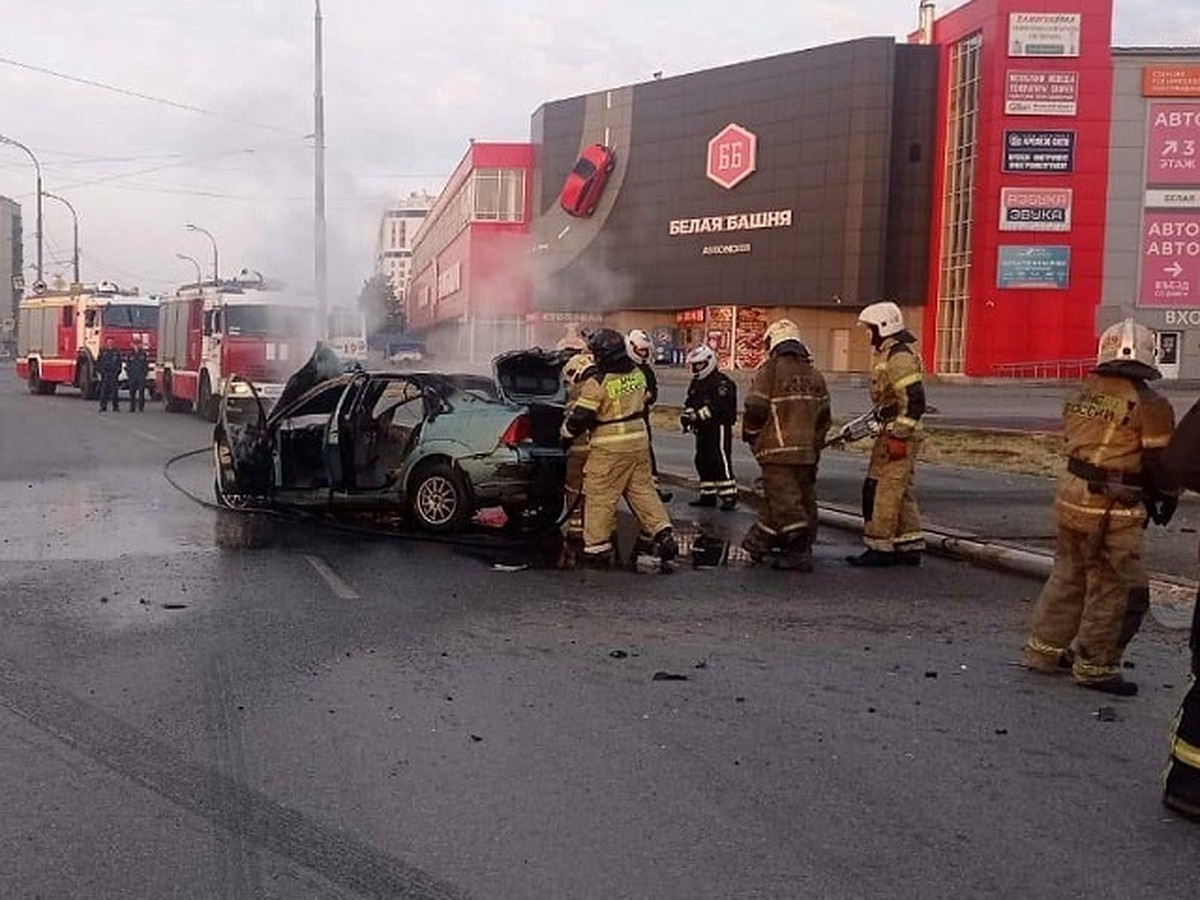 В Екатеринбурге машина врезалась в столб и сгорела - KP.RU