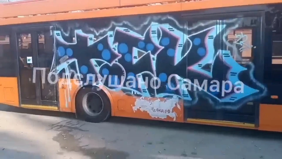 В Самаре вандалы разрисовали новые троллейбусы «Адмирал». ФОТО: Скриншот
