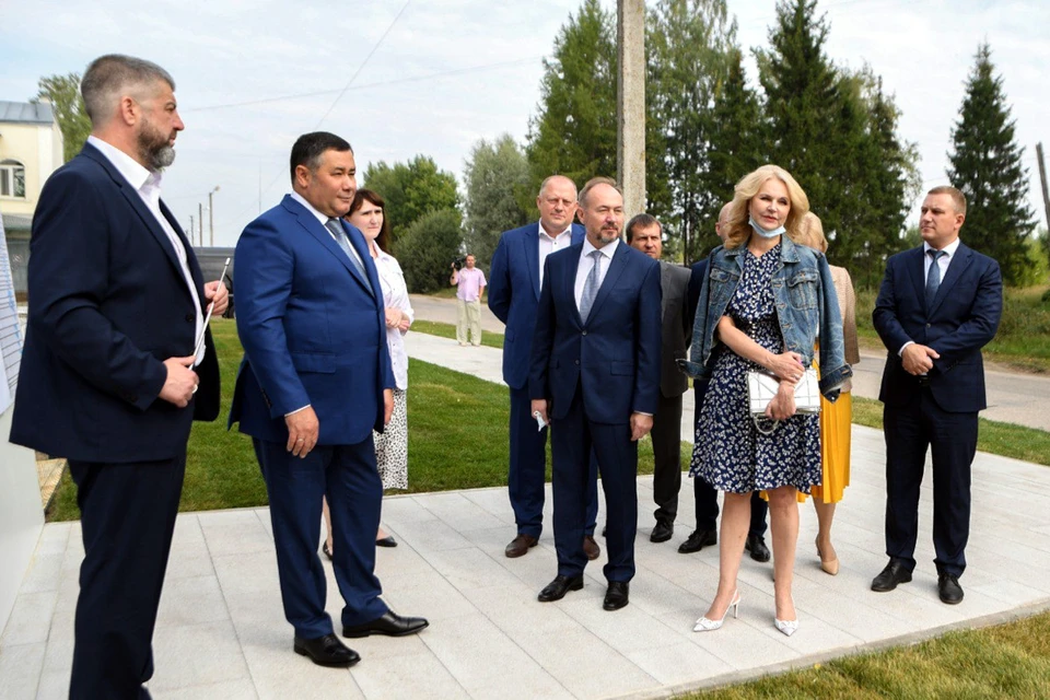 Делегация возле здания строящейся поликлиники.