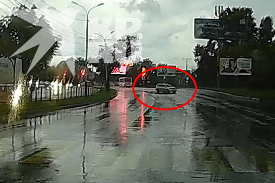 Дорожный «вальс» наблюдали изумленные участники движения Фото: скриншот из видео