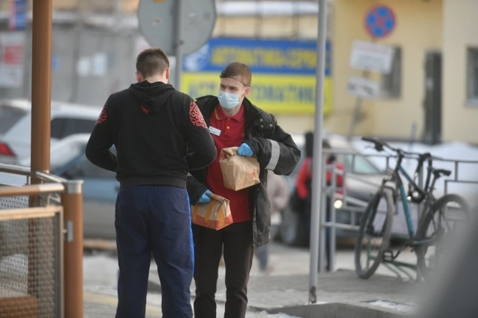 В петербурге доставщика еды укусили