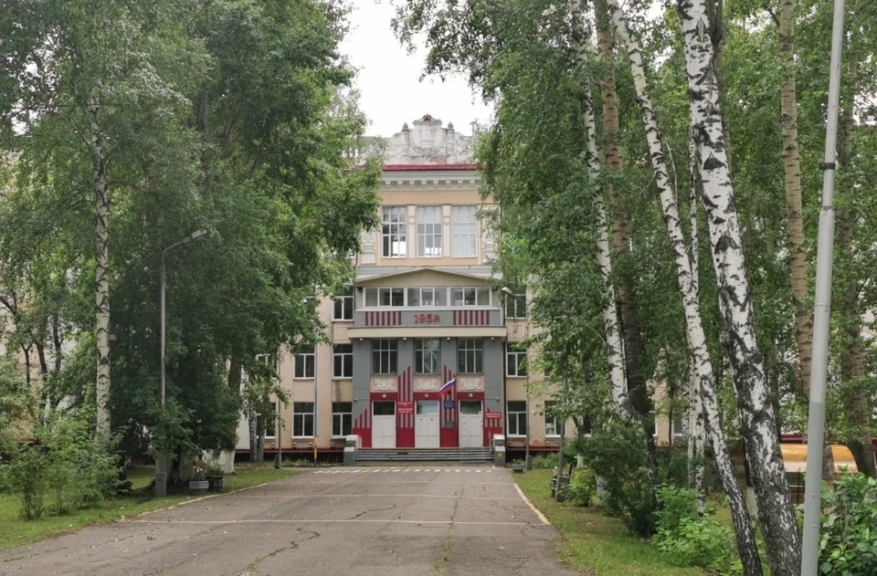 В Томске местные жители недовольны состоянием крыльца в школе-интернате №33. Фото: 2ГИС