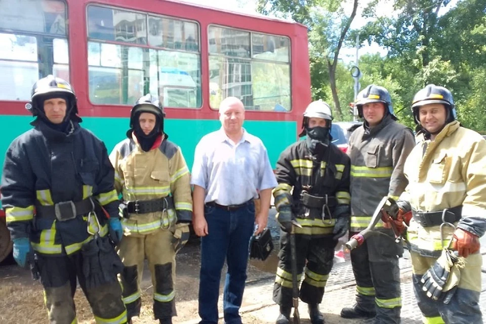 Андрей Костылев с коллегами-пожарными