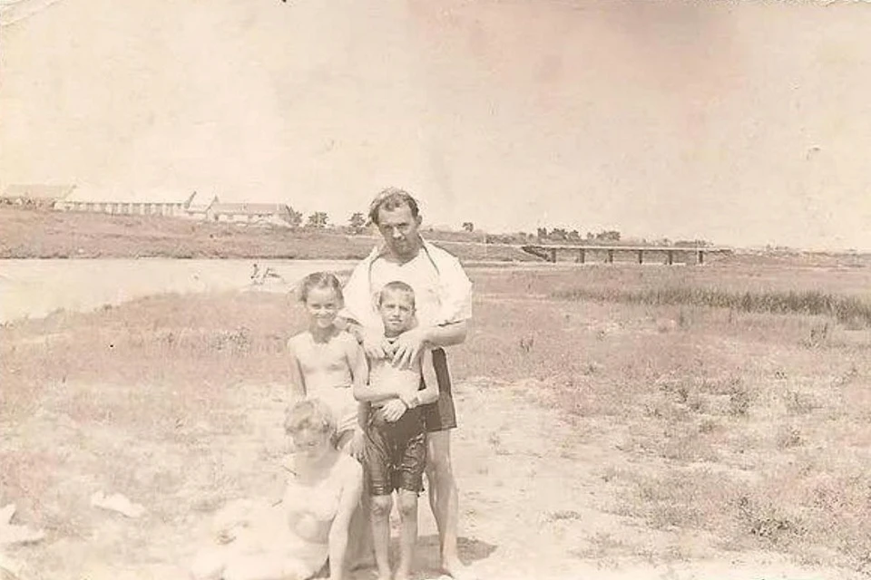 Андрей Разин уверяет, что на снимке, сделанном в 70-е на берегу Егорлыка возле села Привольного с Михаилом Горбачевым, его супругой Раисой и дочкой Ириной - именно он