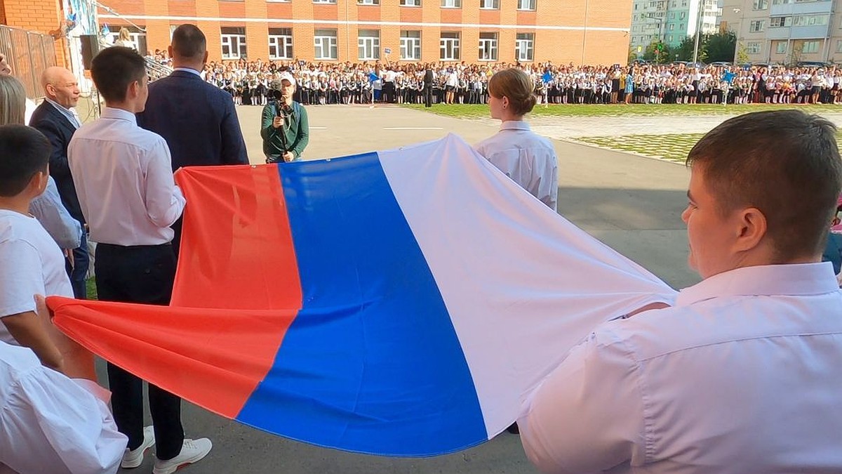 В Новосибирске в школах впервые провели церемонию поднятия государственного  флага - KP.RU