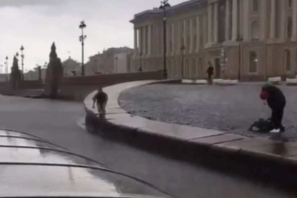 Подросток на велосипеде прыгнул в Неву в центре Петербурга