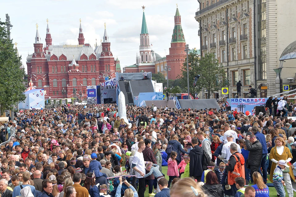 Последние новости дня в москве. С днем города Москва. Москва днем. Экскурсии по Москве. Центр Москвы днем.