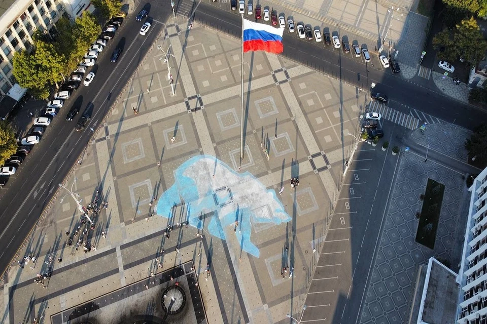 На Театральной площади появилась символика «Единой России». Фото: пресс-службе «Штаба общественной поддержки».